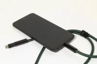 60W RPET kabel se šňůrkou na mobil tmavě zelená s potiskem loga - foto 4