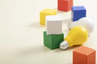 antistres bílá s potiskem loga - foto 2