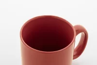 barevný keramický hrnek červená s potiskem loga - foto 3