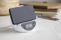 bezdrátová nabíječka s budíkem bílá s potiskem loga - foto 6