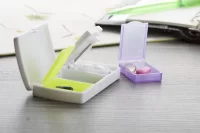 box na pilulky bílá s potiskem loga - foto 2