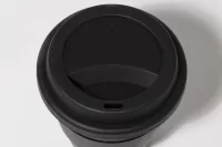 cestovní kelímek černá s potiskem loga - foto 3