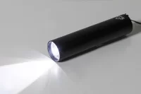 dobíjecí svítilna z recyklovaného hliníku černá s potiskem loga - foto 7