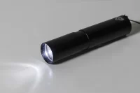 dobíjecí svítilna z recyklovaného hliníku černá s potiskem loga - foto 8