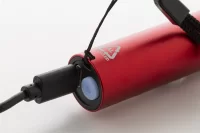 dobíjecí svítilna z recyklovaného hliníku červená s potiskem loga - foto 3