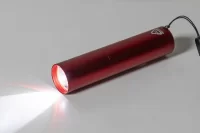 dobíjecí svítilna z recyklovaného hliníku červená s potiskem loga - foto 4
