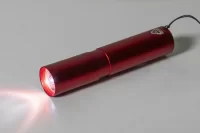 dobíjecí svítilna z recyklovaného hliníku červená s potiskem loga - foto 5