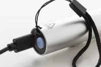 dobíjecí svítilna z recyklovaného hliníku stříbrná s potiskem loga - foto 4