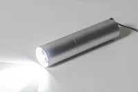 dobíjecí svítilna z recyklovaného hliníku stříbrná s potiskem loga - foto 7