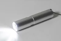 dobíjecí svítilna z recyklovaného hliníku stříbrná s potiskem loga - foto 8