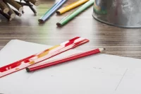 dřevěná tužka červená s potiskem loga - foto 3