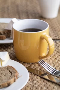 hrnek žlutá s potiskem loga - foto 3