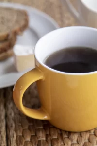 hrnek žlutá s potiskem loga - foto 4