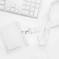 identifikační visačka bílá s potiskem loga - foto 2