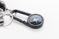 karabinka černá s potiskem loga - foto 4