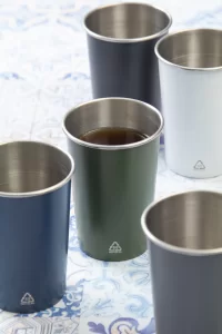 kelímek na pití tmavě šedá s potiskem loga - foto 2