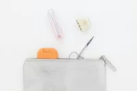 kosmetická taštička stříbrná s potiskem loga - foto 2