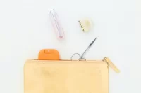 kosmetická taštička zlatá s potiskem loga - foto 2