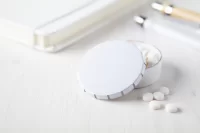 krabička s mintovými bonbony bílá s potiskem loga - foto 3