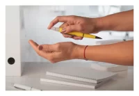 kuličkové pero se sprejem žlutá s potiskem loga - foto 2