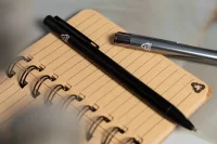 kuličkové pero tmavě šedá s potiskem loga - foto 6