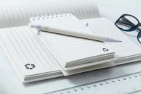 kuličkové pero z krabice od mléka bílá s potiskem loga - foto 4