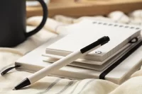 kuličkové pero z krabice od mléka černá s potiskem loga - foto 5