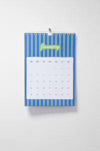 nástěnný kalendář na zakázku bílá s potiskem loga - foto 5