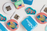 odznak na zakázku bílá s potiskem loga - foto 3