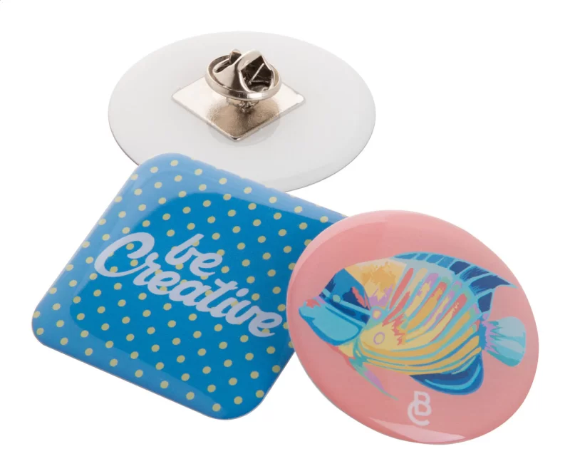 odznak na zakázku bílá s potiskem loga