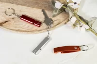 píšťalka s přívěškem na klíče červená s potiskem loga - foto 5