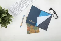 pohlednice s hadříkem na brýle bílá s potiskem loga - foto 8