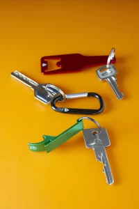 přívěšek na klíče černá s potiskem loga - foto 3