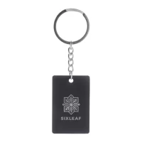 přívěšek na klíče černá s potiskem loga