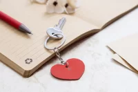 přívěšek na klíče červená s potiskem loga - foto 5