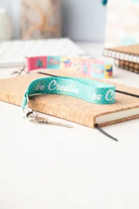 přívěšek na klíče na zakázku bílá s potiskem loga - foto 2