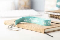 přívěšek na klíče na zakázku bílá s potiskem loga - foto 6