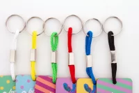 přívěšek na klíče na zakázku bílá s potiskem loga - foto 3