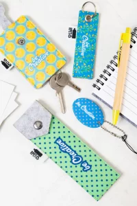 přívěšek na klíče na zakázku, ovál bílá s potiskem loga - foto 4