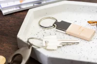 přívěsek na klíče přírodní s potiskem loga - foto 6