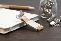 přívěšek na klíče přírodní s potiskem loga - foto 3