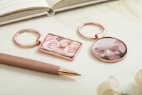 přívěšek na klíče růžová s potiskem loga - foto 5