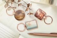 přívěšek na klíče růžová s potiskem loga - foto 5