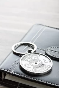 přívěšek na klíče s kalendářem stříbrná s potiskem loga - foto 5