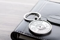 přívěšek na klíče s kalendářem stříbrná s potiskem loga - foto 6