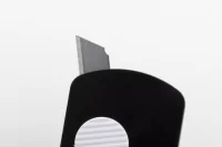 přívěšek na klíče s nožíkem na papír černá s potiskem loga - foto 3