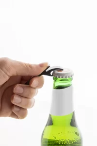 přívěšek na klíče s otvírákem černá s potiskem loga - foto 5