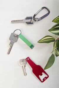 přívěšek na klíče s otvírákem na láhve červená s potiskem loga - foto 3