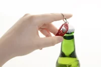 přívěšek na klíče s otvírákem na láhve červená s potiskem loga - foto 5