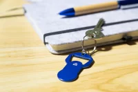 přívěšek na klíče s otvírákem na láhve modrá s potiskem loga - foto 5